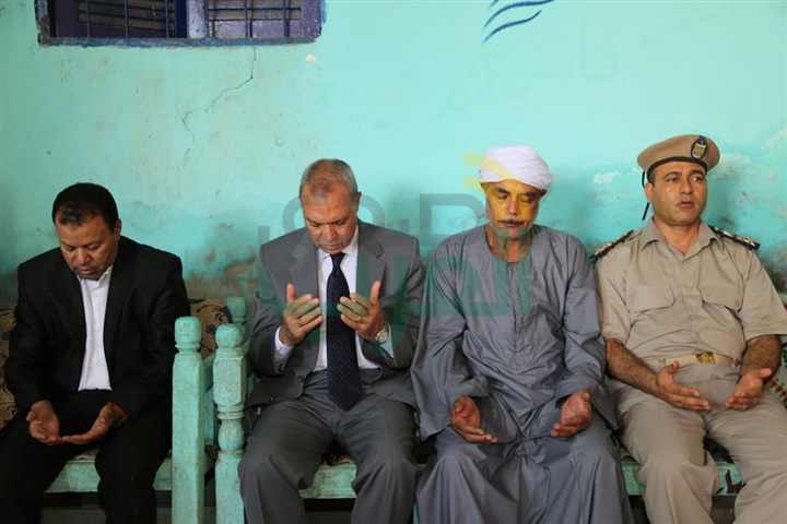 محافظ قنا يقدم واجب العزاء لأسرة شهيد القوات المسلحة بمركز قوص 