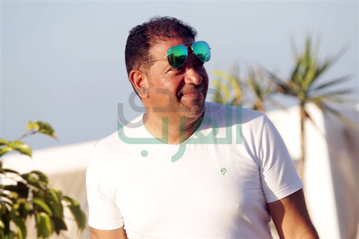 بالصور .. دوللي شاهين تتألق باليوناني على شاطئ "سانتوريني" 