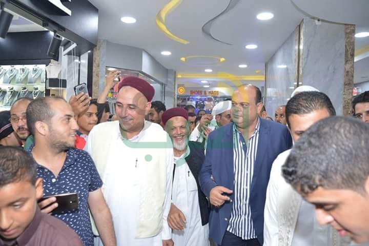بالصور.. محافظ مطروح يفتتح أحد المولات التجارية الجديدة بشارع الإسكندريه