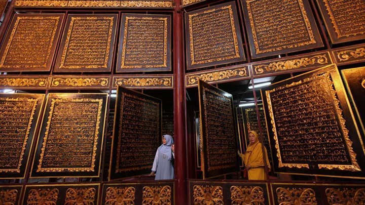 على ألواح خشبية ضخمة.. "القرآن الأكبر" يبهر السياح في إندونيسيا على ألواح خشبية ضخمة.. "القرآن الأكبر" يبهر السياح في إندونيسيا