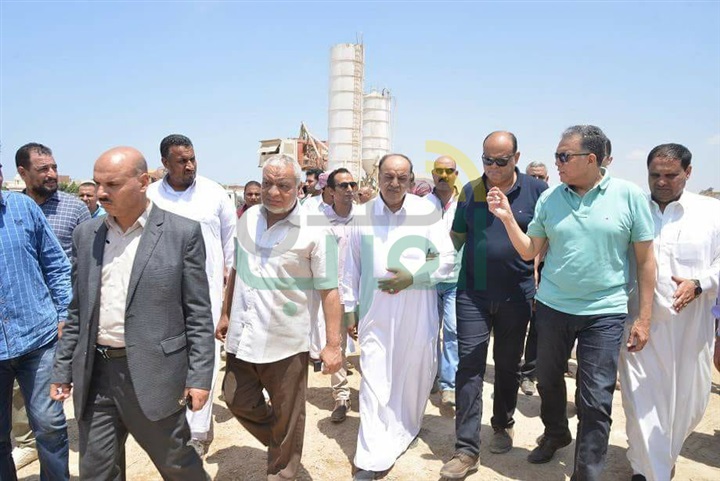 وزير النقل ومحافظ مطروح يتفقدان أعمال إنشاء كوبريين علويين بتكلفة 110 مليون جنيه بمدينة الحمام 