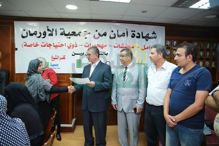 بالصور.. محافظ كفر الشيخ يسلم 25 شهادة ونصف طن لحوم من "الأرومان" و"تحيا مصر"