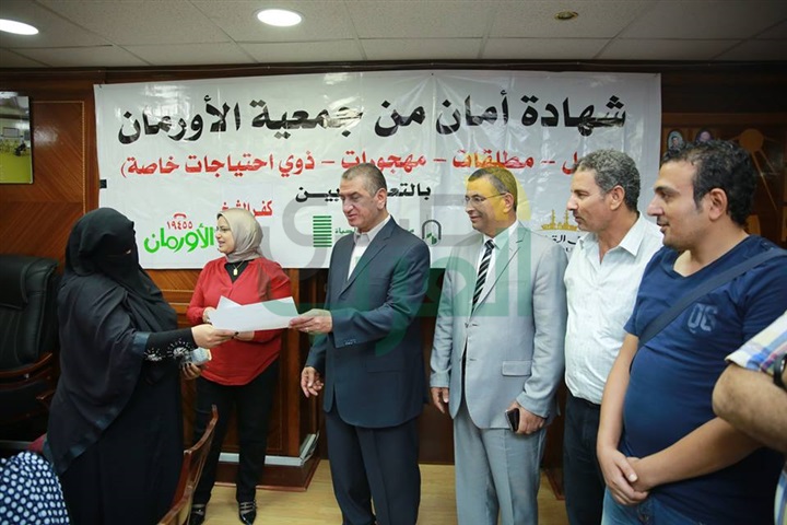 بالصور.. محافظ كفر الشيخ يسلم 25 شهادة ونصف طن لحوم من "الأرومان" و"تحيا مصر"