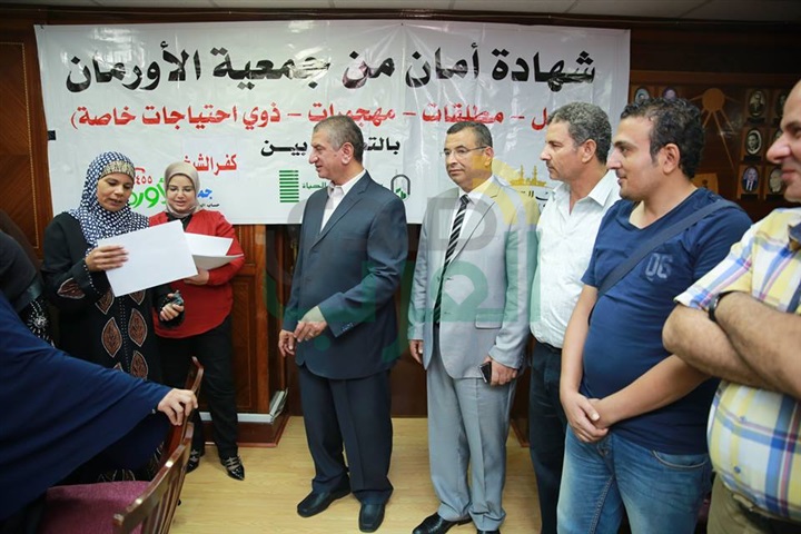 بالصور.. محافظ كفر الشيخ يسلم 25 شهادة ونصف طن لحوم من "الأرومان" و"تحيا مصر"