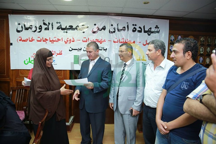 بالصور.. محافظ كفر الشيخ يسلم 25 شهادة ونصف طن لحوم من "الأرومان" و"تحيا مصر"