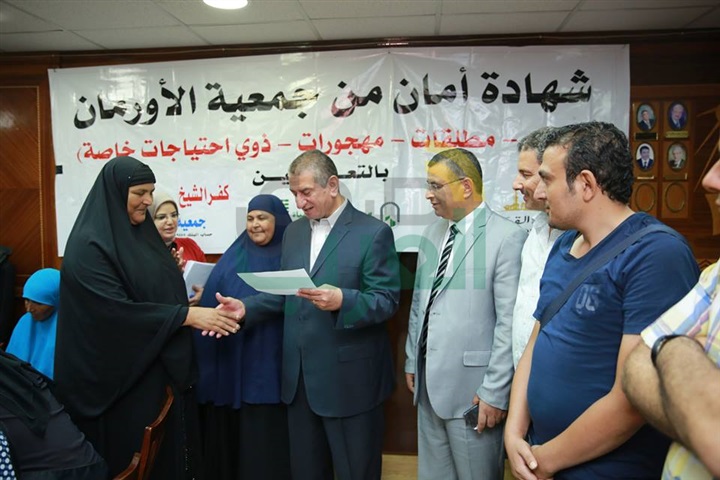 بالصور.. محافظ كفر الشيخ يسلم 25 شهادة ونصف طن لحوم من "الأرومان" و"تحيا مصر"