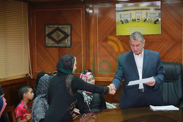 بالصور.. محافظ كفر الشيخ يسلم 25 شهادة ونصف طن لحوم من "الأرومان" و"تحيا مصر"