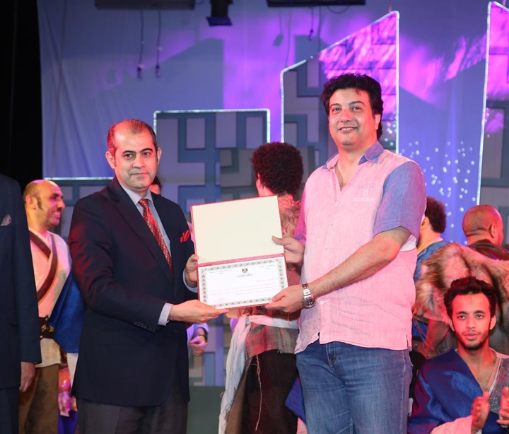 بالصور.. زهير سعد مندوب العراق الدائم بالجامعة العربية يكرم فناني مسرحية "حدث في بلاد السعادة" بالصور.. زهير سعد مندوب العراق الدائم بالجامعة العربية يكرم فناني مسرحية "حدث في بلاد السعادة"
