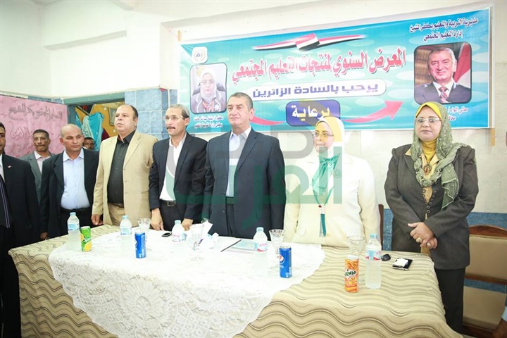 بالصور.. محافظ كفر الشيخ يفتتح المعرض السنوي لمنتجات التعليم المجتمعي 