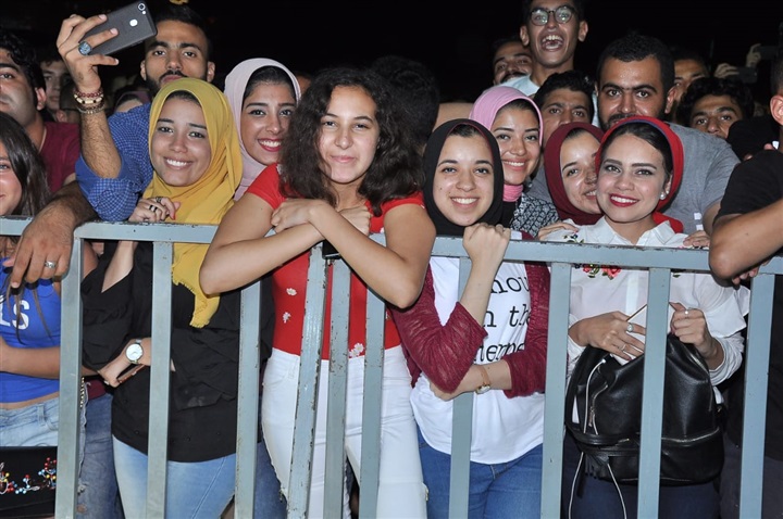 بالصور.. تامر حسني يفتتح حفله في الساحل الشمالي باستعراض عالمي  