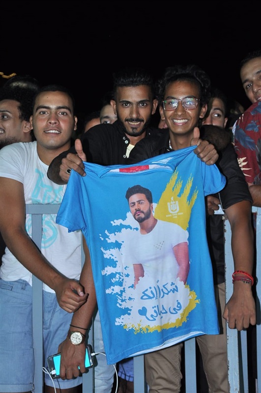 بالصور.. تامر حسني يفتتح حفله في الساحل الشمالي باستعراض عالمي  