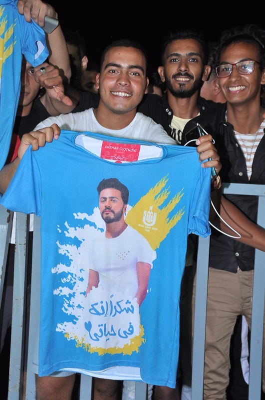 بالصور.. تامر حسني يفتتح حفله في الساحل الشمالي باستعراض عالمي  