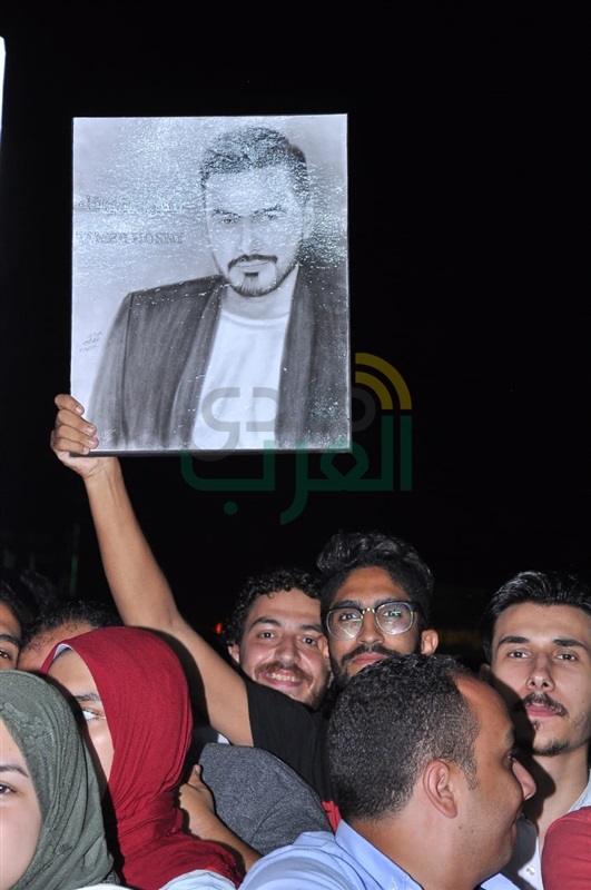 بالصور.. تامر حسني يفتتح حفله في الساحل الشمالي باستعراض عالمي  