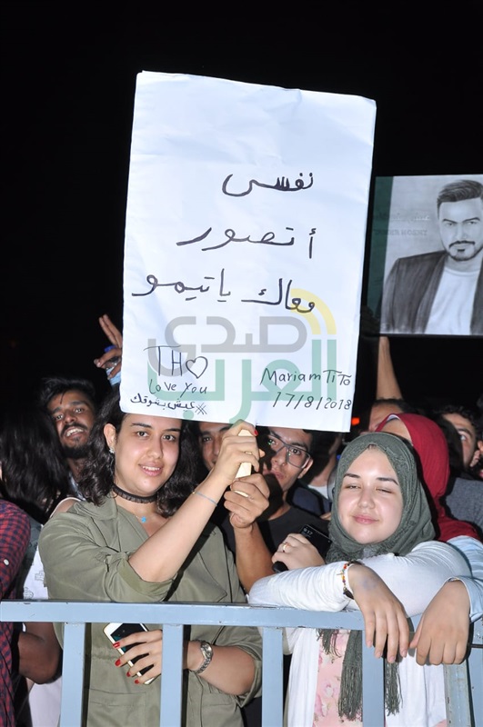 بالصور.. تامر حسني يفتتح حفله في الساحل الشمالي باستعراض عالمي  