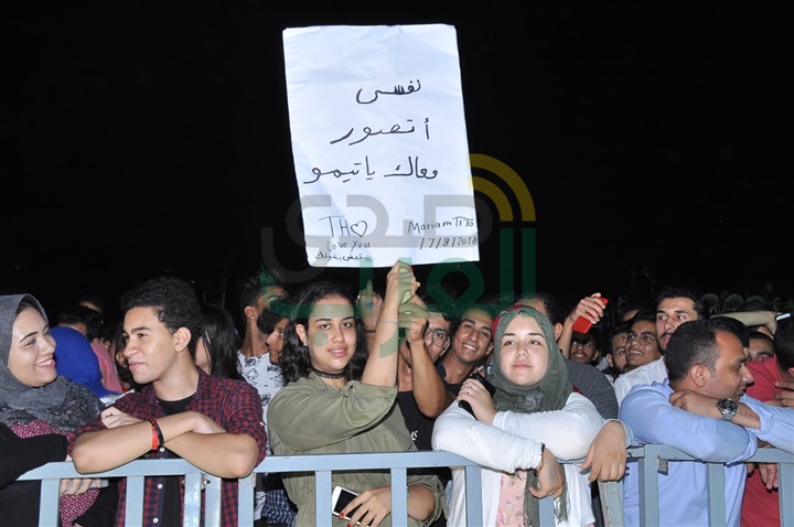 بالصور.. تامر حسني يفتتح حفله في الساحل الشمالي باستعراض عالمي  