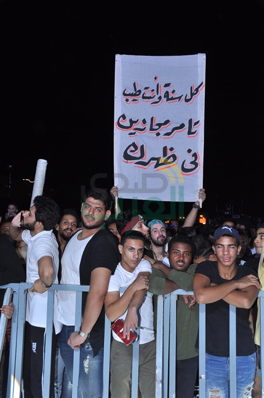 بالصور.. تامر حسني يفتتح حفله في الساحل الشمالي باستعراض عالمي  