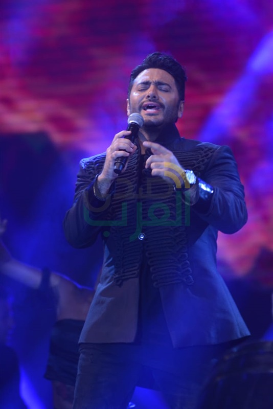 بالصور.. تامر حسني يفتتح حفله في الساحل الشمالي باستعراض عالمي  