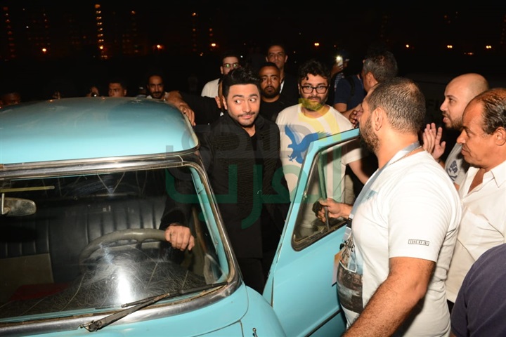 بالصور.. تامر حسني يفتتح حفله في الساحل الشمالي باستعراض عالمي  
