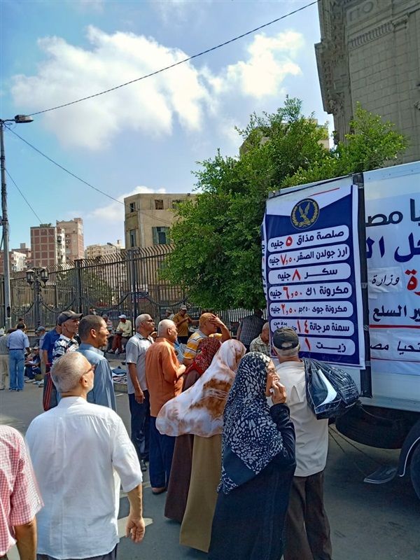 مديرية امن الأسكندرية توفر11 منفذ متنقل لبيع السلع الاساسية واللحوم بأسعار مخفضة عن الأسواق 