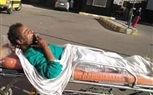 شاهد.. مريض يدخن السجائر على 