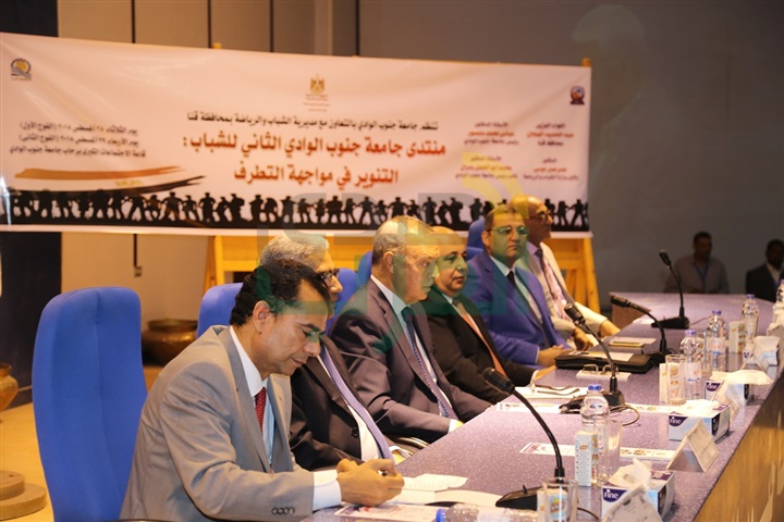 محافظ قنا ورئيس جامعة جنوب الوادي يفتتحان فعاليات المنتدي الثاني للشباب "التنوير في مواجهة التطرف"