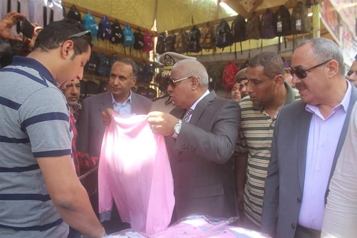 بالصور...مديرا أمن كفر الشيخ والبحث الجنائي يفتتحان معرض "الداخلية" لبيع المستلزمات المدرسية