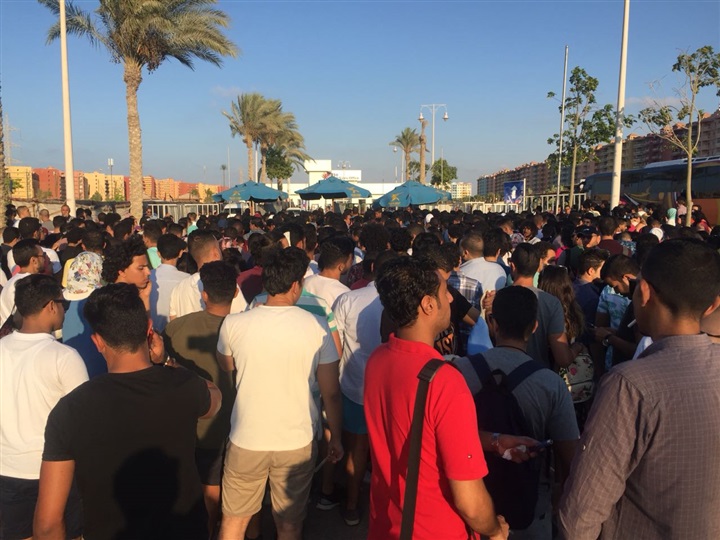 بالصور ..الجمهور يستعد لدخول حفل الهضبة بالساحل الشمالي 