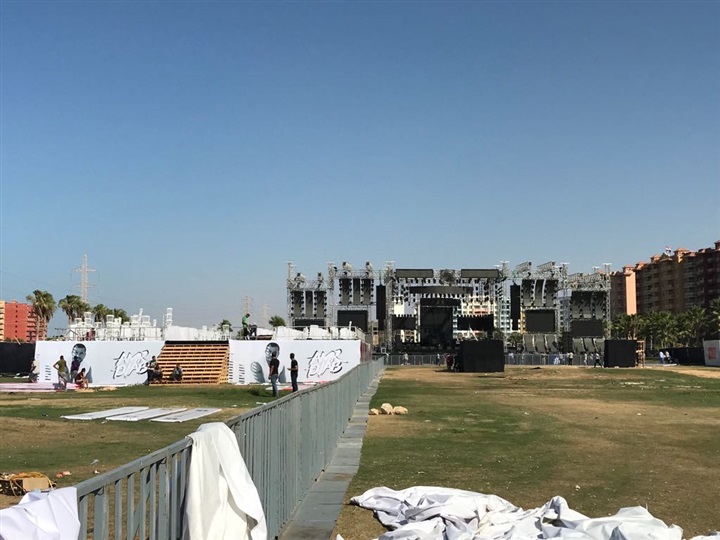 بالصور ..الجمهور يستعد لدخول حفل الهضبة بالساحل الشمالي 