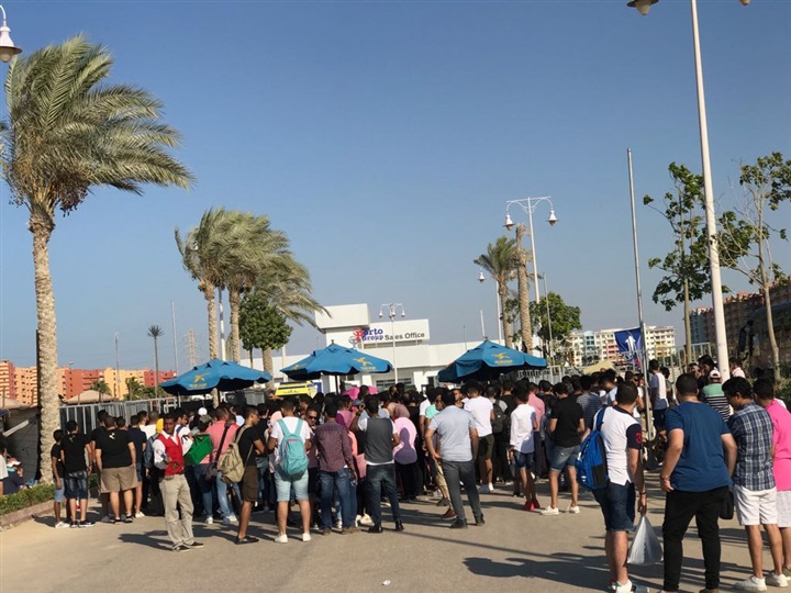 بالصور ..الجمهور يستعد لدخول حفل الهضبة بالساحل الشمالي 