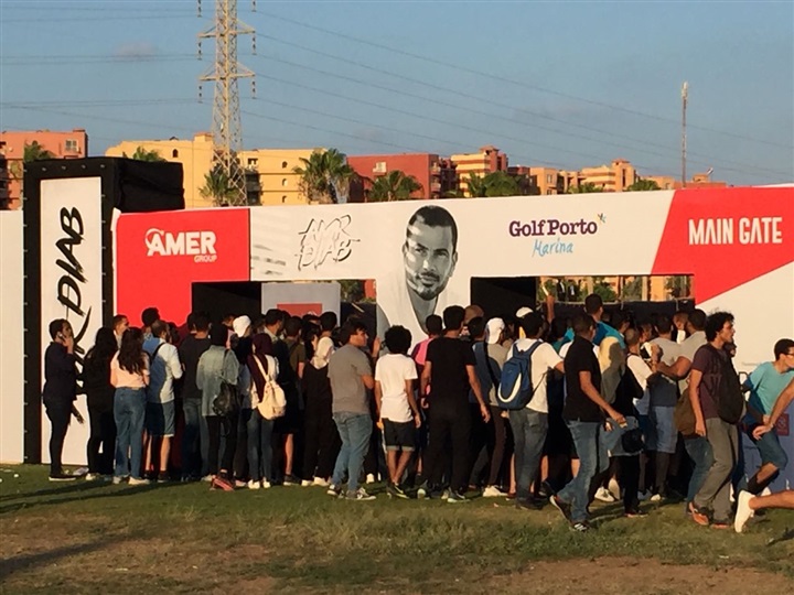 بالصور ..الجمهور يستعد لدخول حفل الهضبة بالساحل الشمالي 