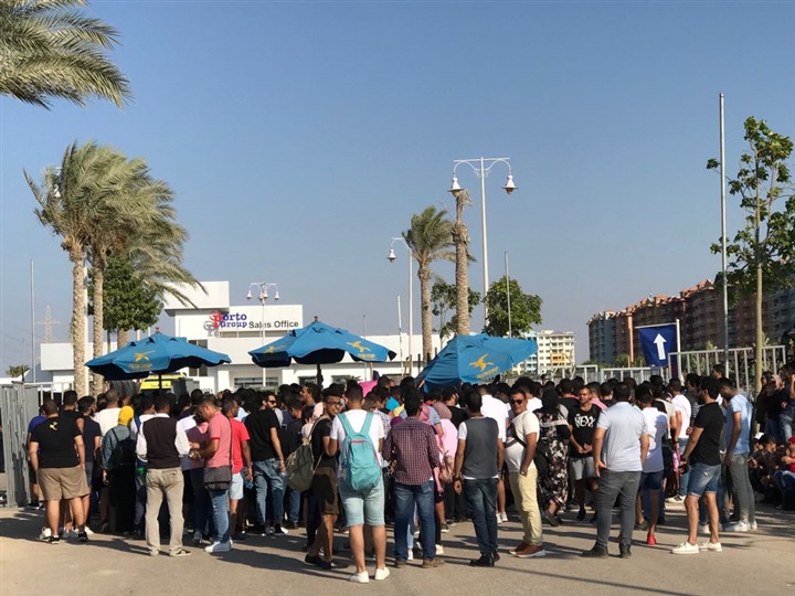 بالصور ..الجمهور يستعد لدخول حفل الهضبة بالساحل الشمالي 