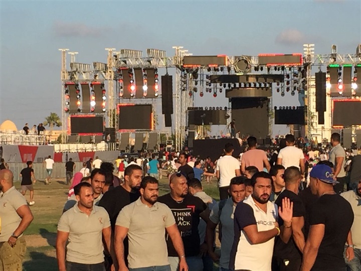 بالصور ..الجمهور يستعد لدخول حفل الهضبة بالساحل الشمالي 