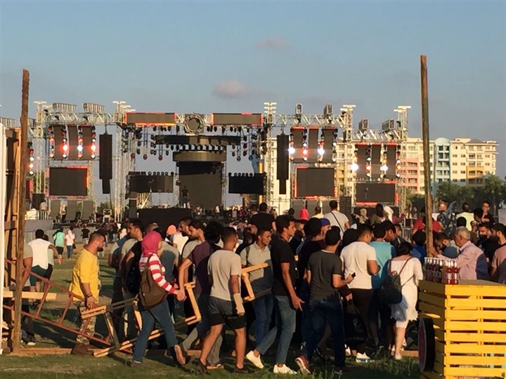 بالصور ..الجمهور يستعد لدخول حفل الهضبة بالساحل الشمالي 