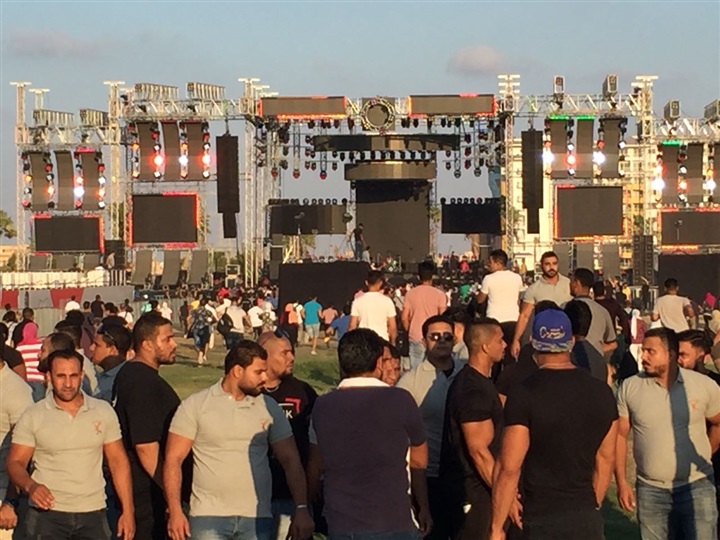 بالصور ..الجمهور يستعد لدخول حفل الهضبة بالساحل الشمالي 