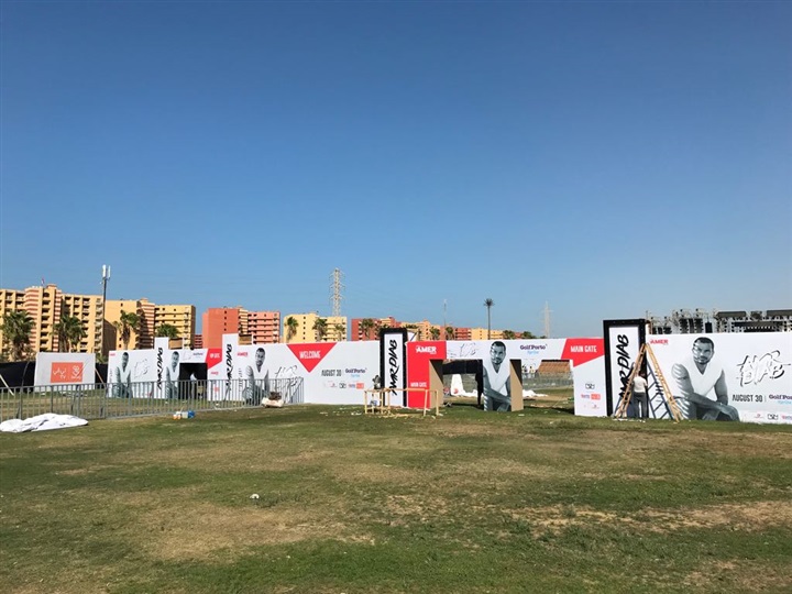 بالصور ..الجمهور يستعد لدخول حفل الهضبة بالساحل الشمالي 