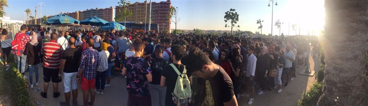 بالصور ..الجمهور يستعد لدخول حفل الهضبة بالساحل الشمالي 