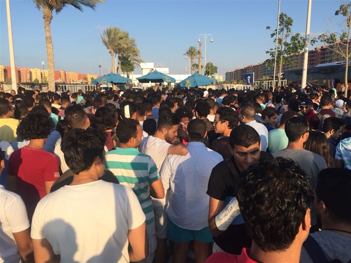 بالصور ..الجمهور يستعد لدخول حفل الهضبة بالساحل الشمالي 