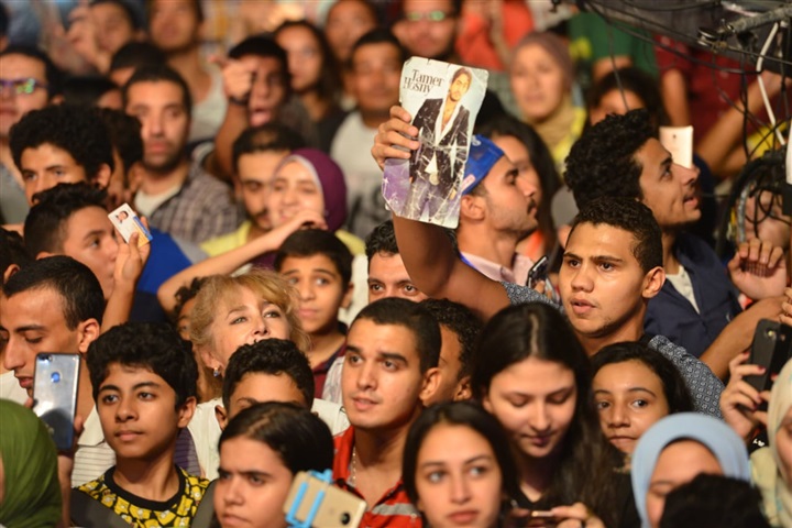 بناء على رغبة الجمهور.. تامر حسنى يغنى "ناسينى ليه" و"كفايك أعذار"     