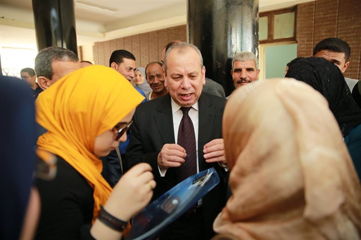 بالصور..محافظ كفر الشيخ يلتقي بعدد من المواطنين ويستمع لمطالبهم