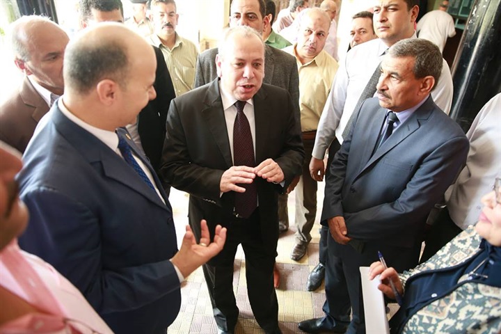 بالصور..محافظ كفر الشيخ يلتقي بعدد من المواطنين ويستمع لمطالبهم