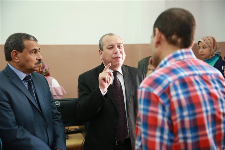 بالصور..محافظ كفر الشيخ يلتقي بعدد من المواطنين ويستمع لمطالبهم