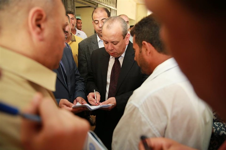 بالصور..محافظ كفر الشيخ يلتقي بعدد من المواطنين ويستمع لمطالبهم
