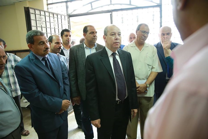 بالصور..محافظ كفر الشيخ يلتقي بعدد من المواطنين ويستمع لمطالبهم