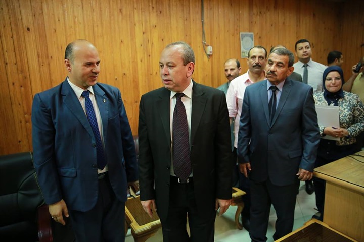 بالصور..محافظ كفر الشيخ يلتقي بعدد من المواطنين ويستمع لمطالبهم