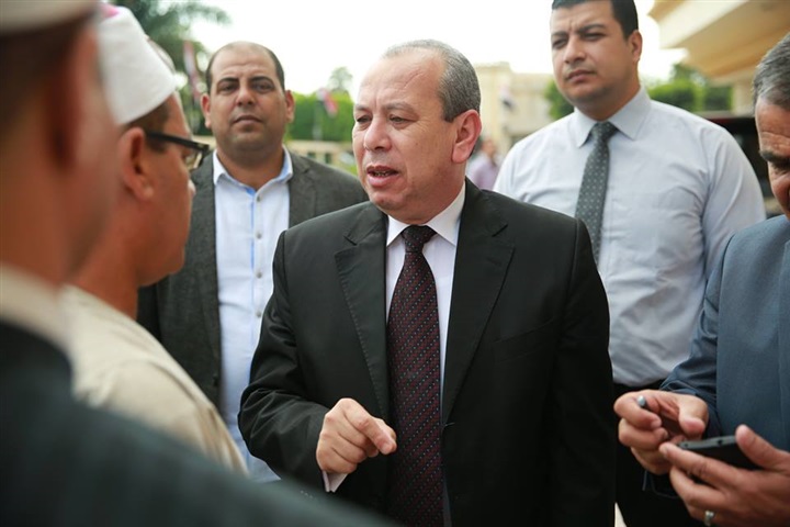 بالصور..محافظ كفر الشيخ يلتقي بعدد من المواطنين ويستمع لمطالبهم