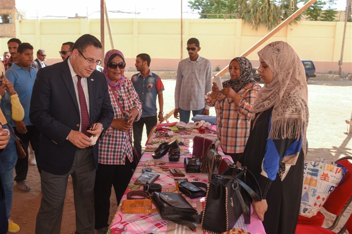 محافظ الإسكندرية لأهالي عزبة محسن.. نحن هنا لخدمتكم