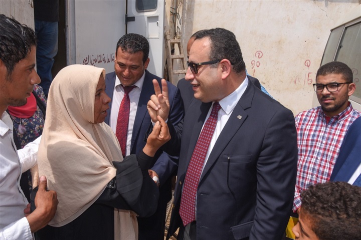 محافظ الإسكندرية لأهالي عزبة محسن.. نحن هنا لخدمتكم