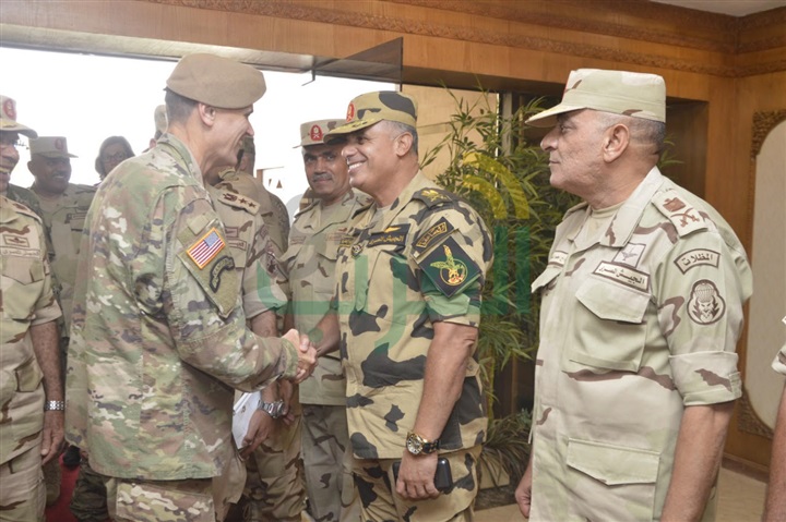 قائد القيادة المركزية الأمريكية يتفقد القوات المشاركة في تدريبات النجم الساطع  