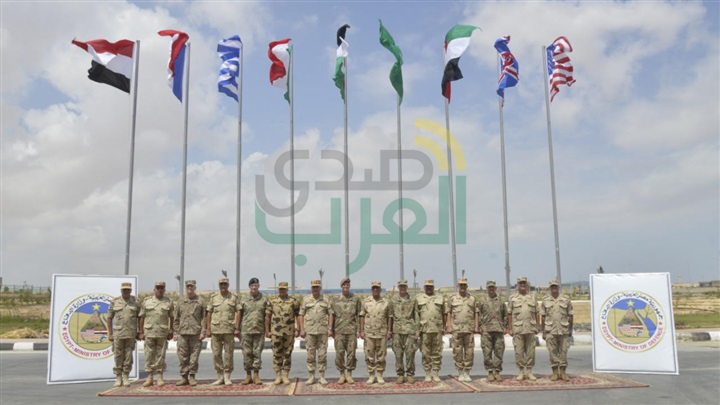 قائد القيادة المركزية الأمريكية يتفقد القوات المشاركة في تدريبات النجم الساطع  