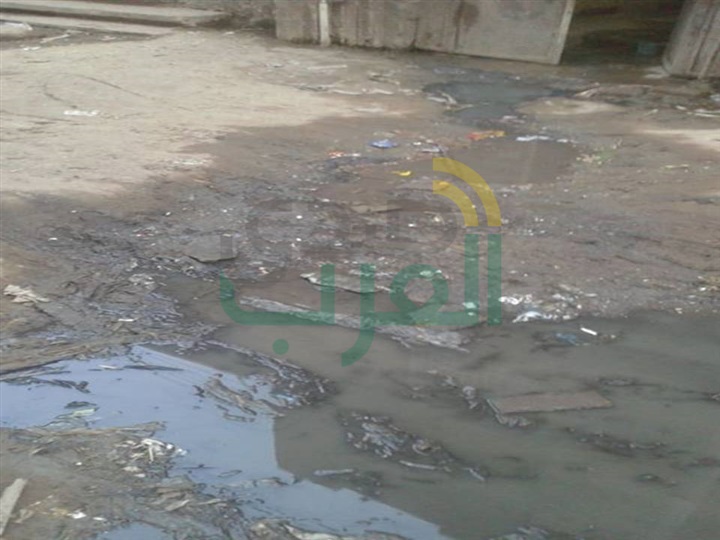 بالصور.. المجاري تُحاصر منازل منطقة الشيخ عثمان بقوص 